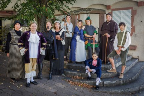 2024 Robin Hood - Gruppenbild der Schauspieler am Brunnen