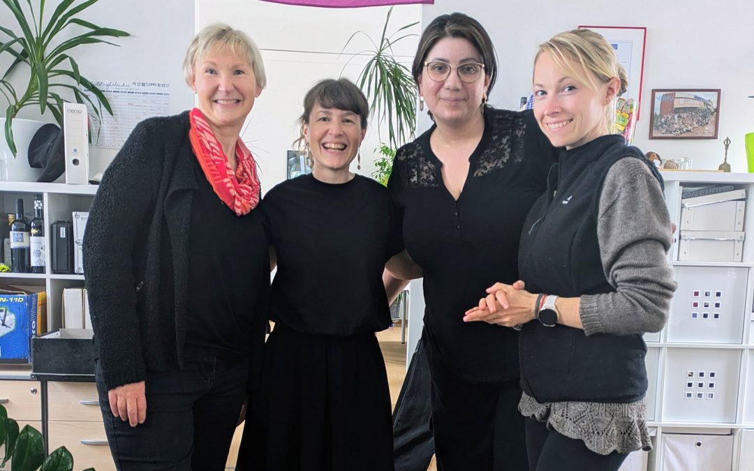 Carola, Sabine, Saskia, Tiana und Yon beim Theaterkurs zur Rollenarbeit