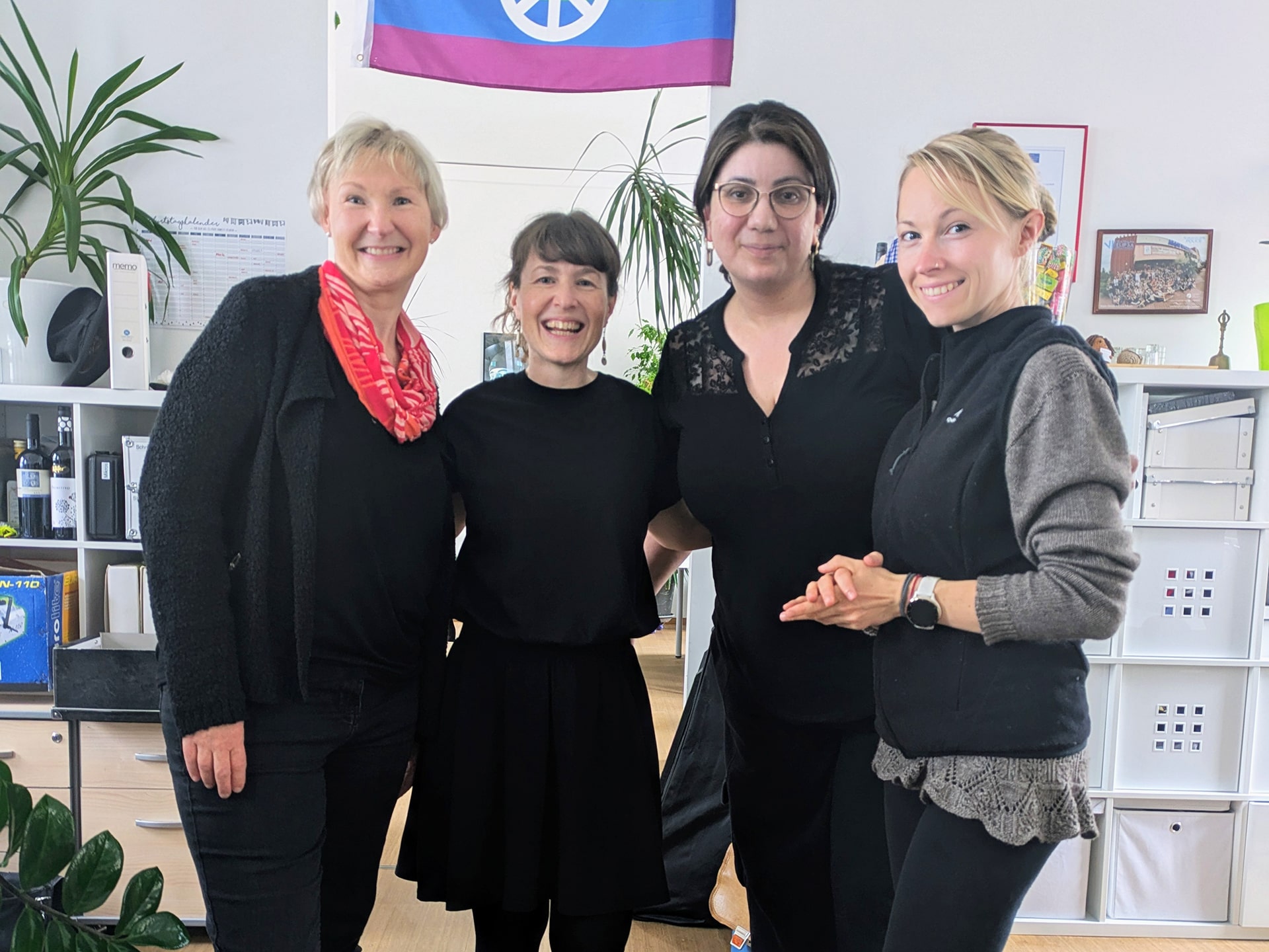 Carola, Sabine, Saskia, Tiana und Yon beim Theaterkurs zur Rollenarbeit