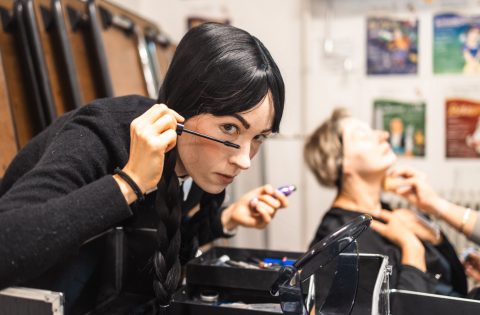 Leise Rieselt Der Spuk - Die Tochter beim Schminken