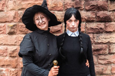 Leise Rieselt Der Spuk - Oma und Enkelin